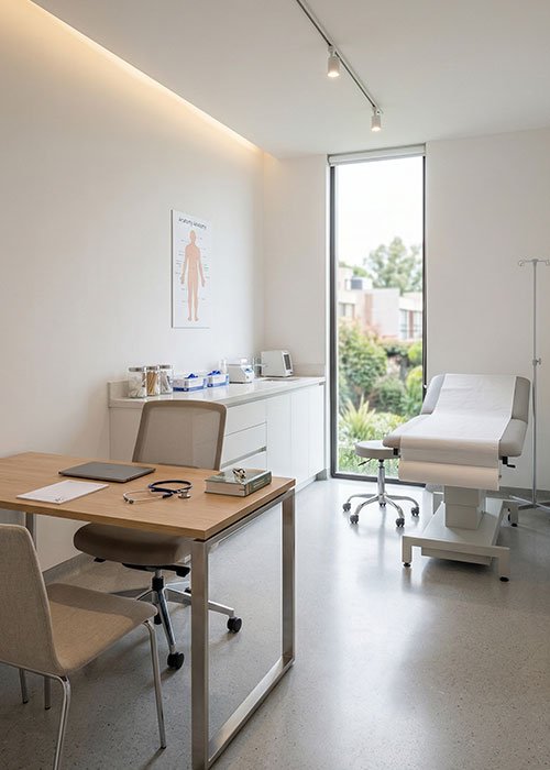 Consultorio médico moderno con diseño limpio y funcional