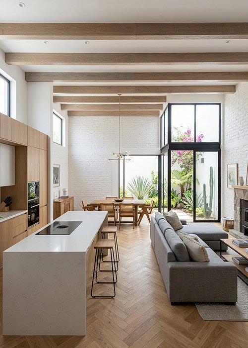 Interior de vivienda completamente remodelada con diseño moderno