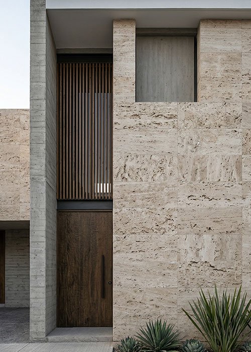 Fachada de casa moderna con diseño cerrado hacia la calle