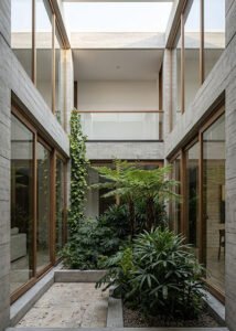 Casa contemporánea con fachada privada