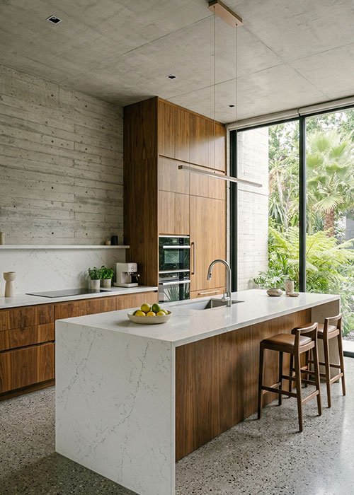 Diseño interior de sala y comedor en vivienda moderna