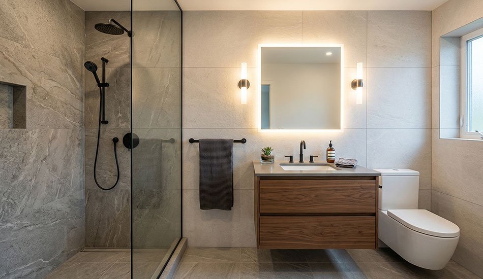 Baño moderno remodelado con acabados contemporáneos