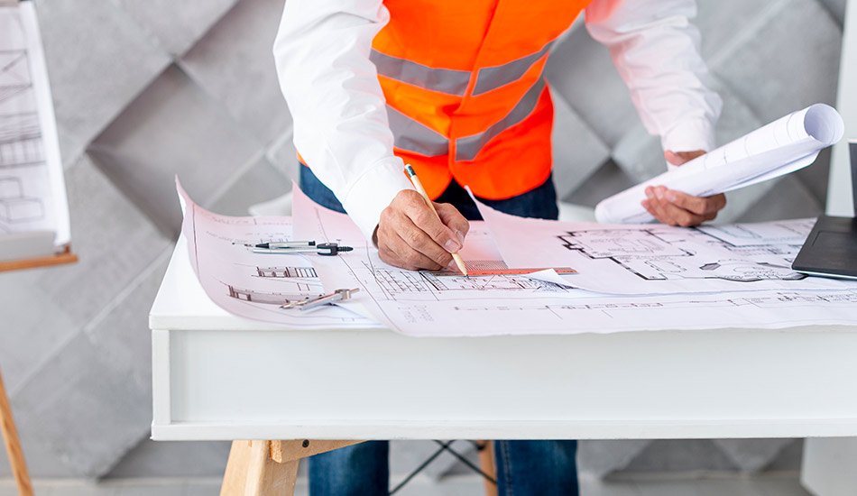 Análisis técnico de predio residencial con plano de orientación solar y normativa municipal 