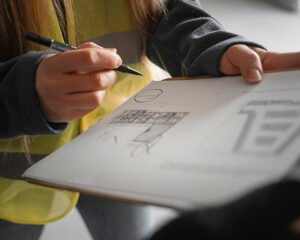 Plano de construcción de una casa con lista de errores comunes