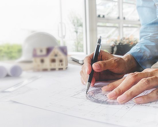  Arquitecto revisando planos y supervisando una obra residencial