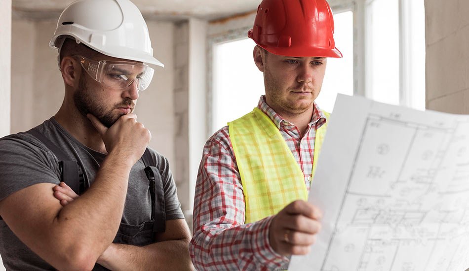 Arquitecto supervisando la ejecución y calidad de una obra residencial 