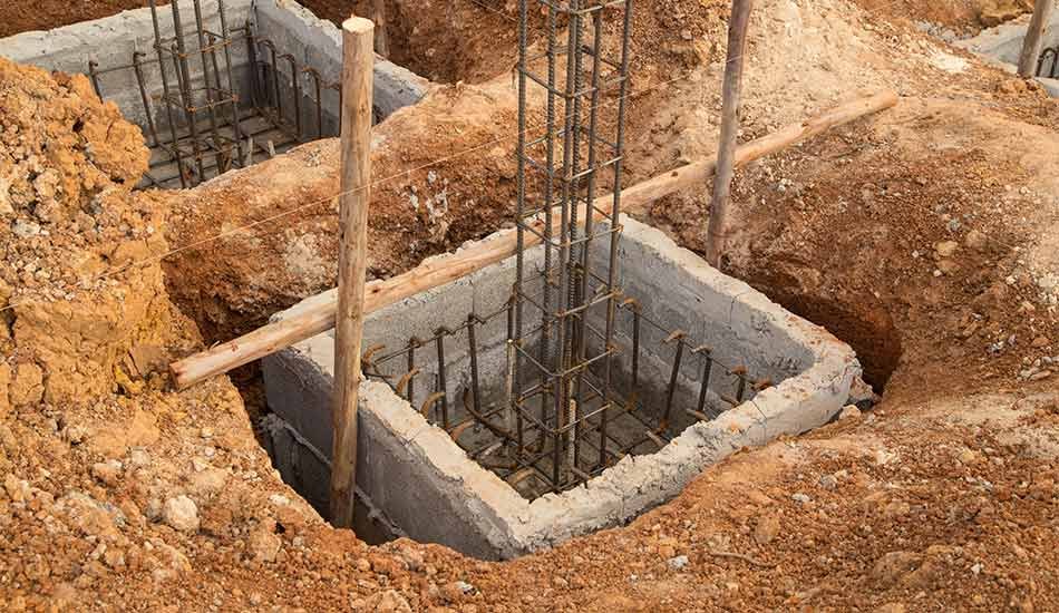 Zapata aislada bajo columna de concreto en casa residencial con suelo firme