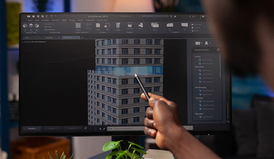 Arquitecto y cliente revisando render arquitectónico en pantalla durante proceso de diseño