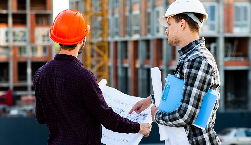 Arquitecto supervisando obra de construcción de vivienda 